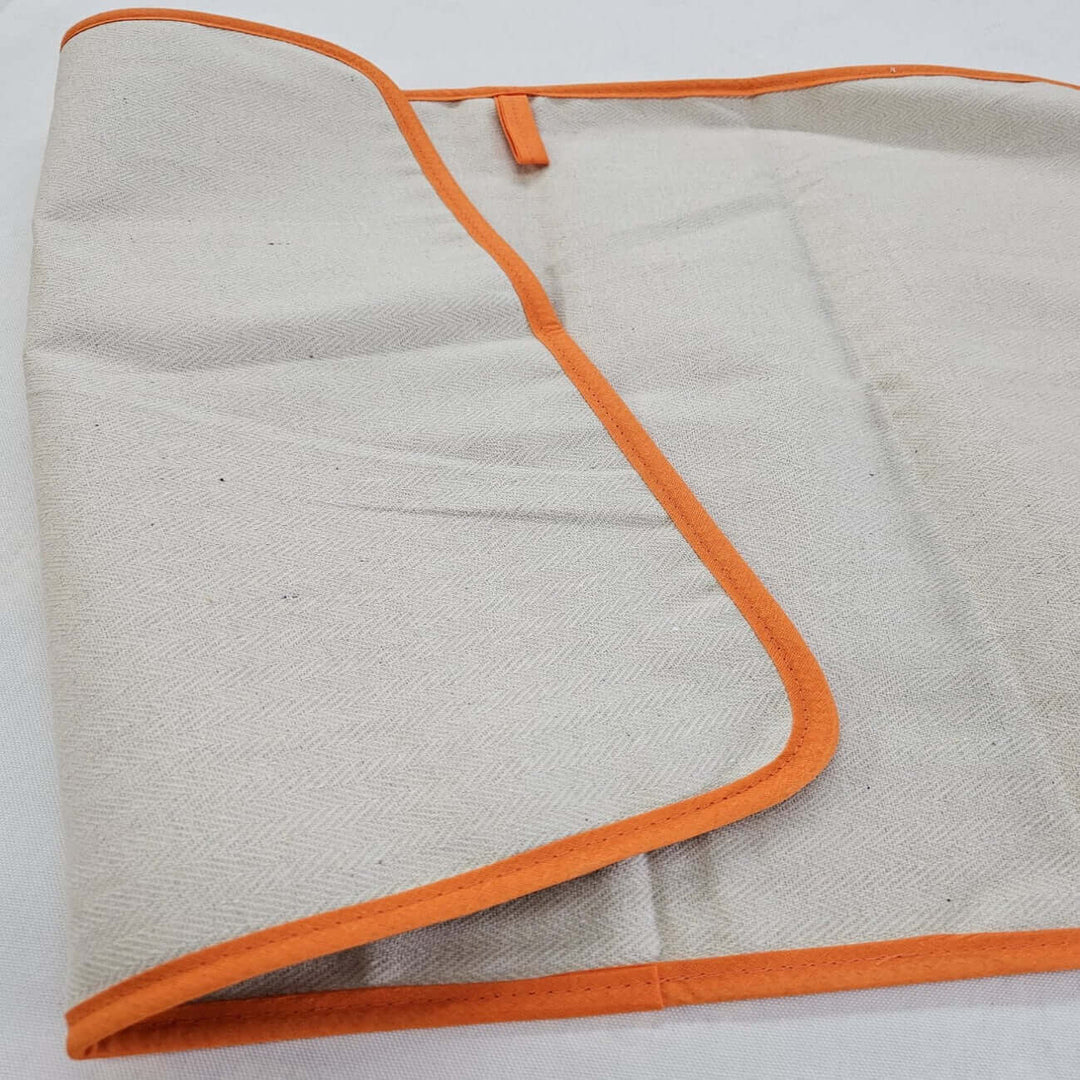 Oven cloth with orange edges